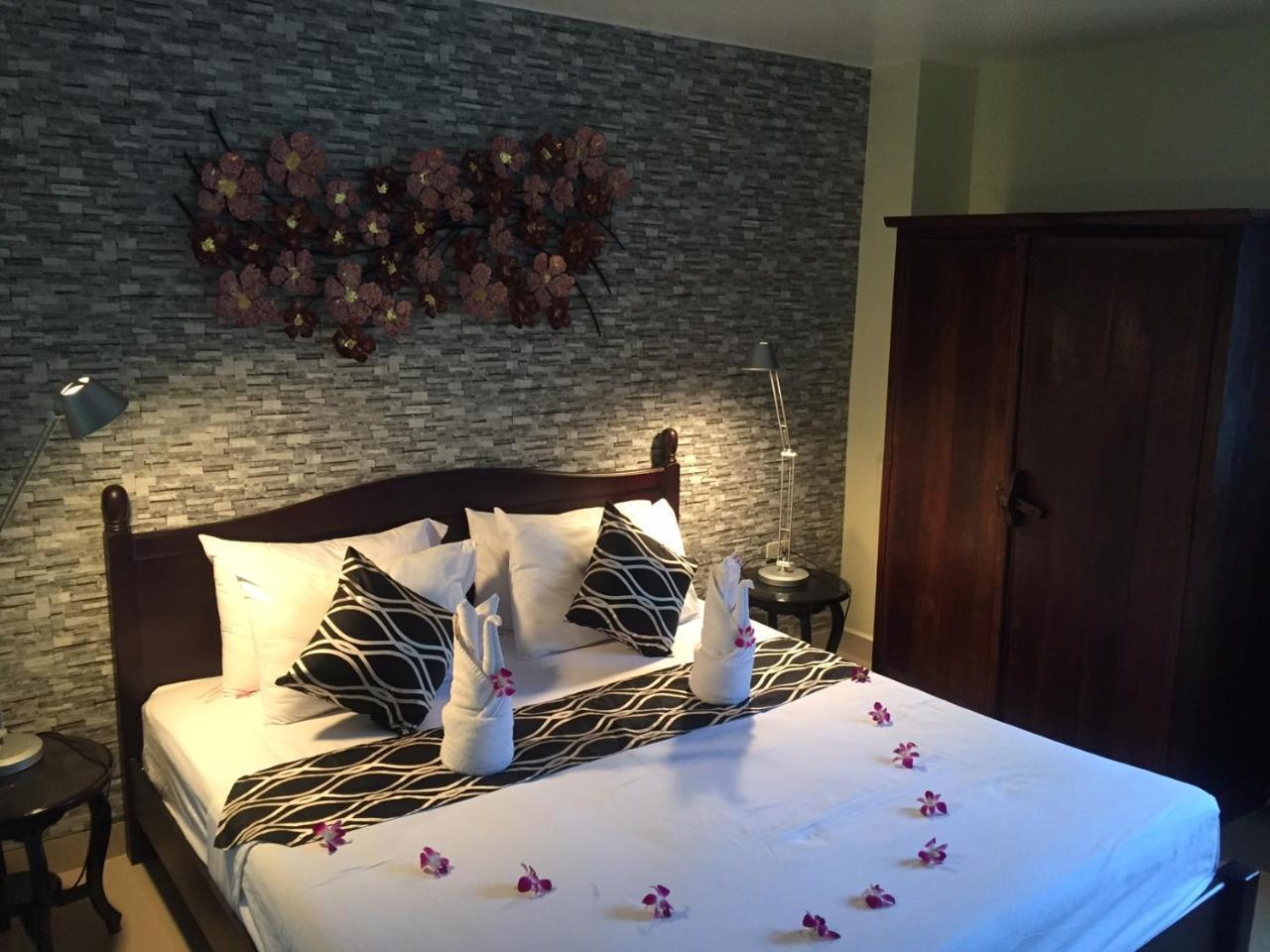 Fong Kaew And Baan Nang Fa Guesthouse Patong Ngoại thất bức ảnh